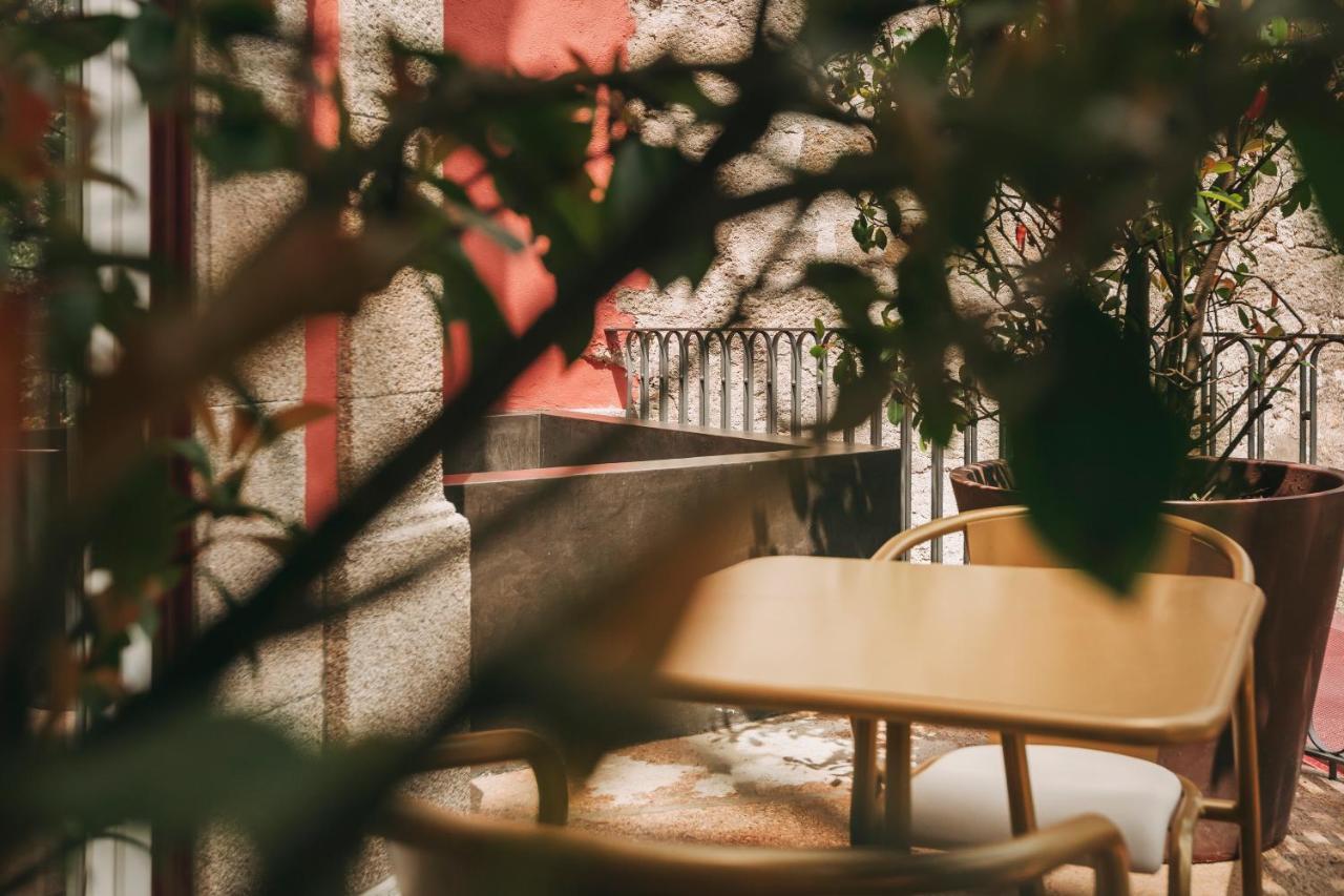 Torel Avantgarde Porto Exterior photo A table at a café in Athens, Greece